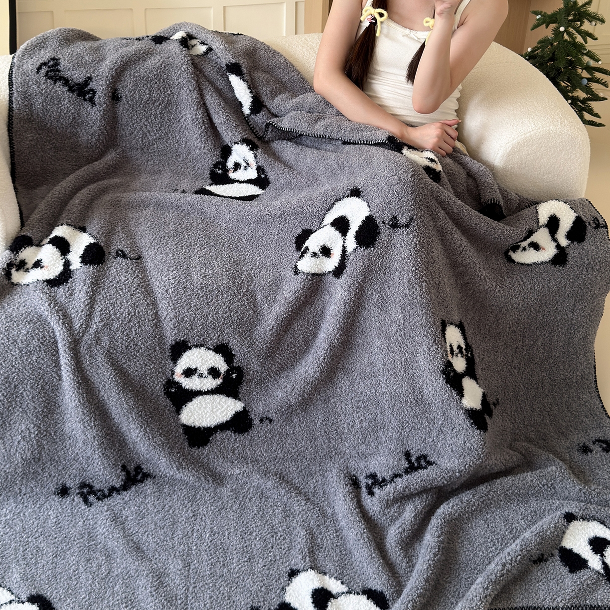 舒隅家纺 2025新款A类卡通休闲半边绒三角针毛毯 假日熊猫