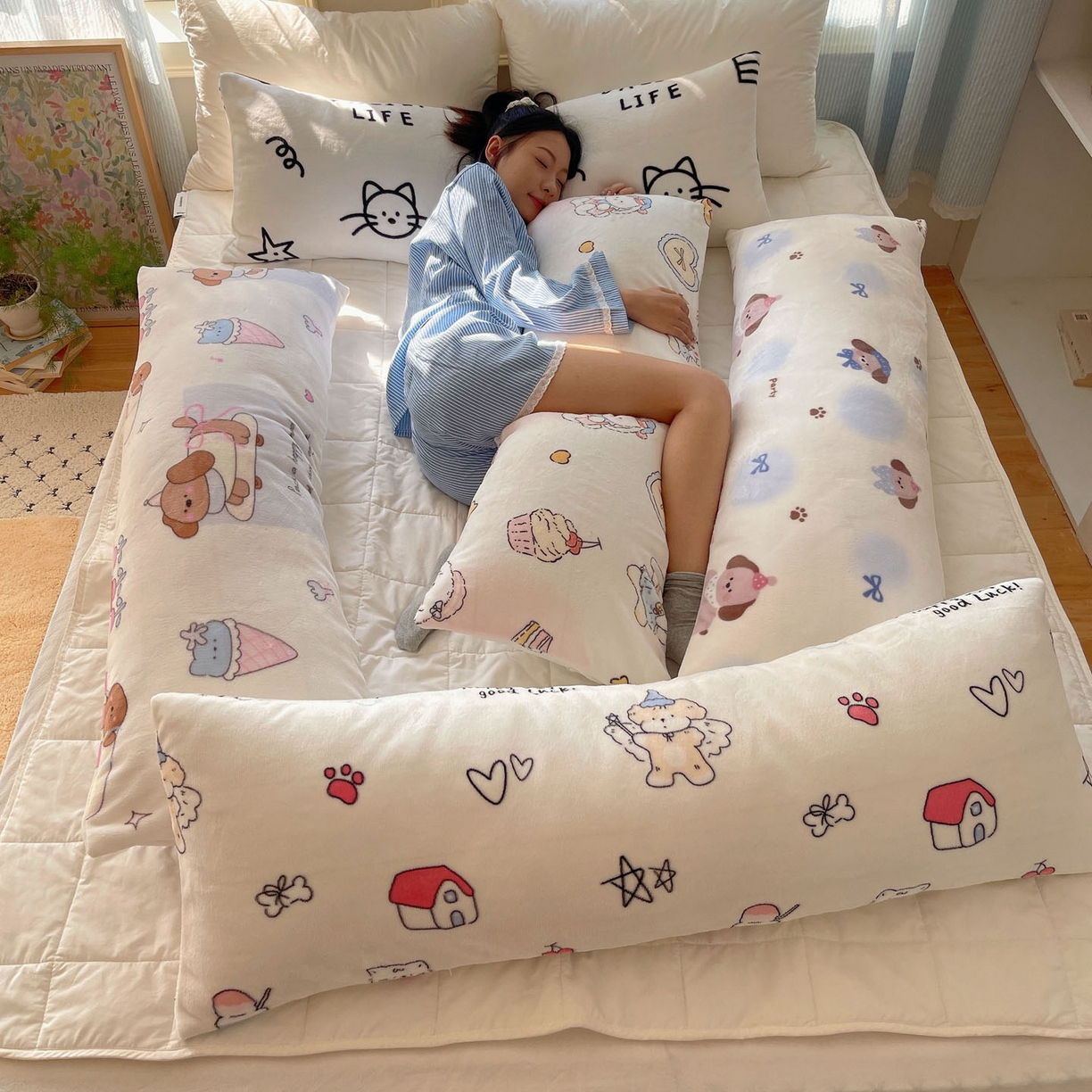 91家纺网 家纺一手货源 找家纺 （总）六巷胡同 2025新款INS博主可爱风A类200g牛奶绒长条大抱枕