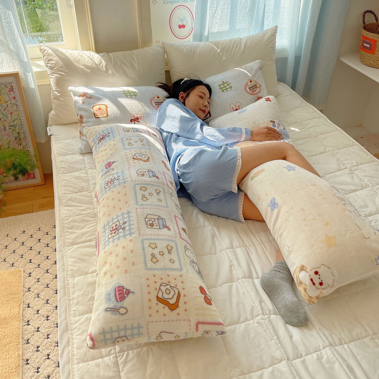 91家纺网 家纺一手货源 找家纺 （总）六巷胡同 2025新款INS博主可爱风A类200g牛奶绒长条大抱枕