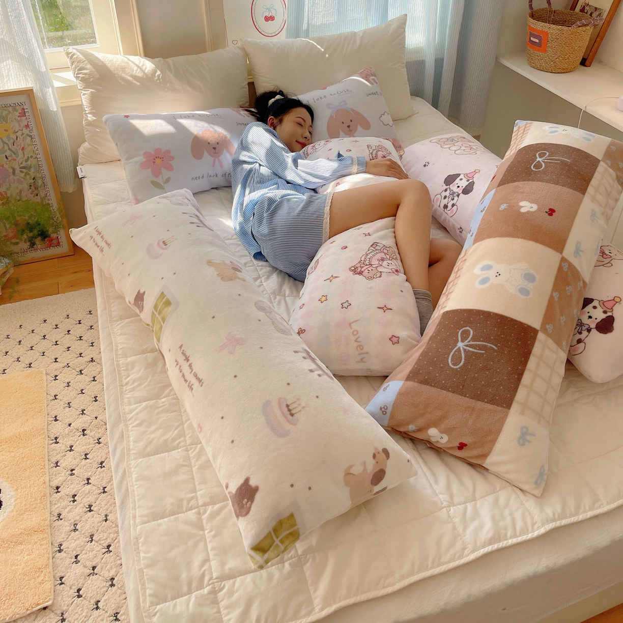 91家纺网 家纺一手货源 找家纺 （总）六巷胡同 2025新款INS博主可爱风A类200g牛奶绒长条大抱枕