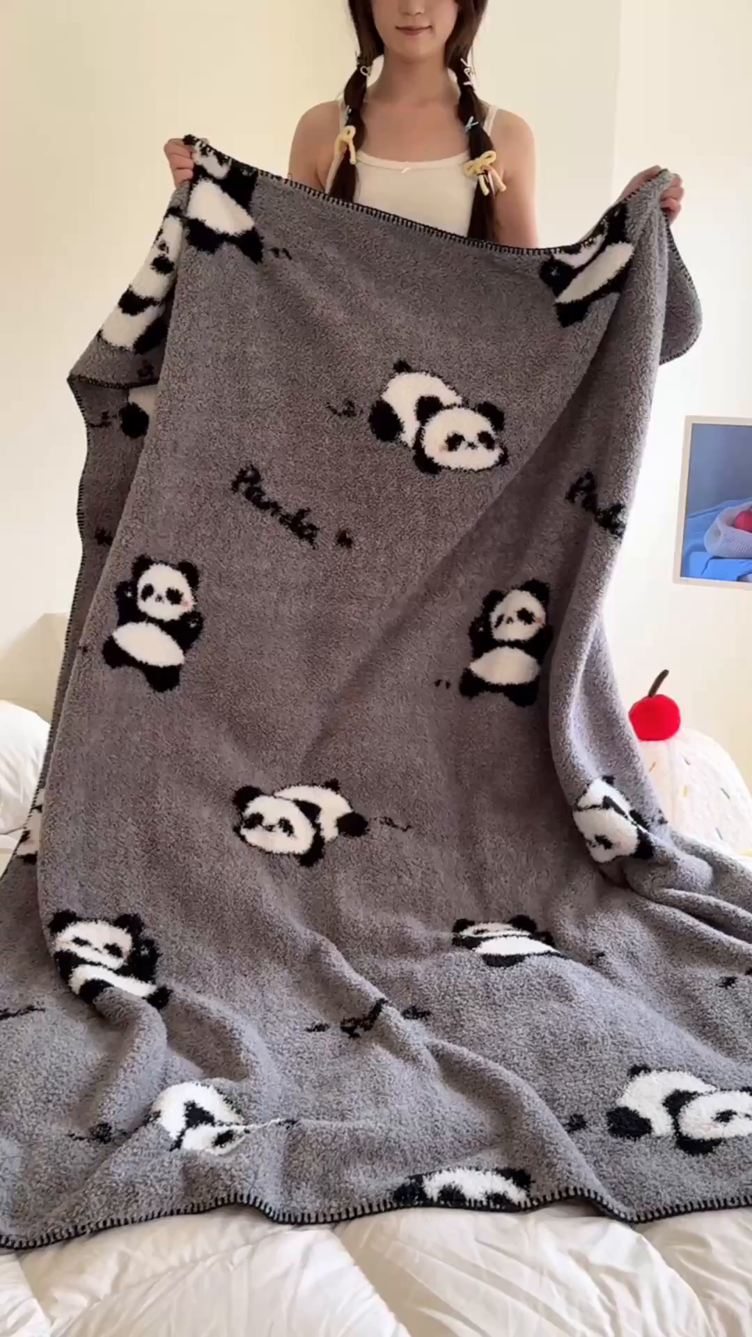 91家纺网 家纺一手货源 找家纺 舒隅家纺 2025新款A类卡通休闲半边绒三角针毛毯 假日熊猫