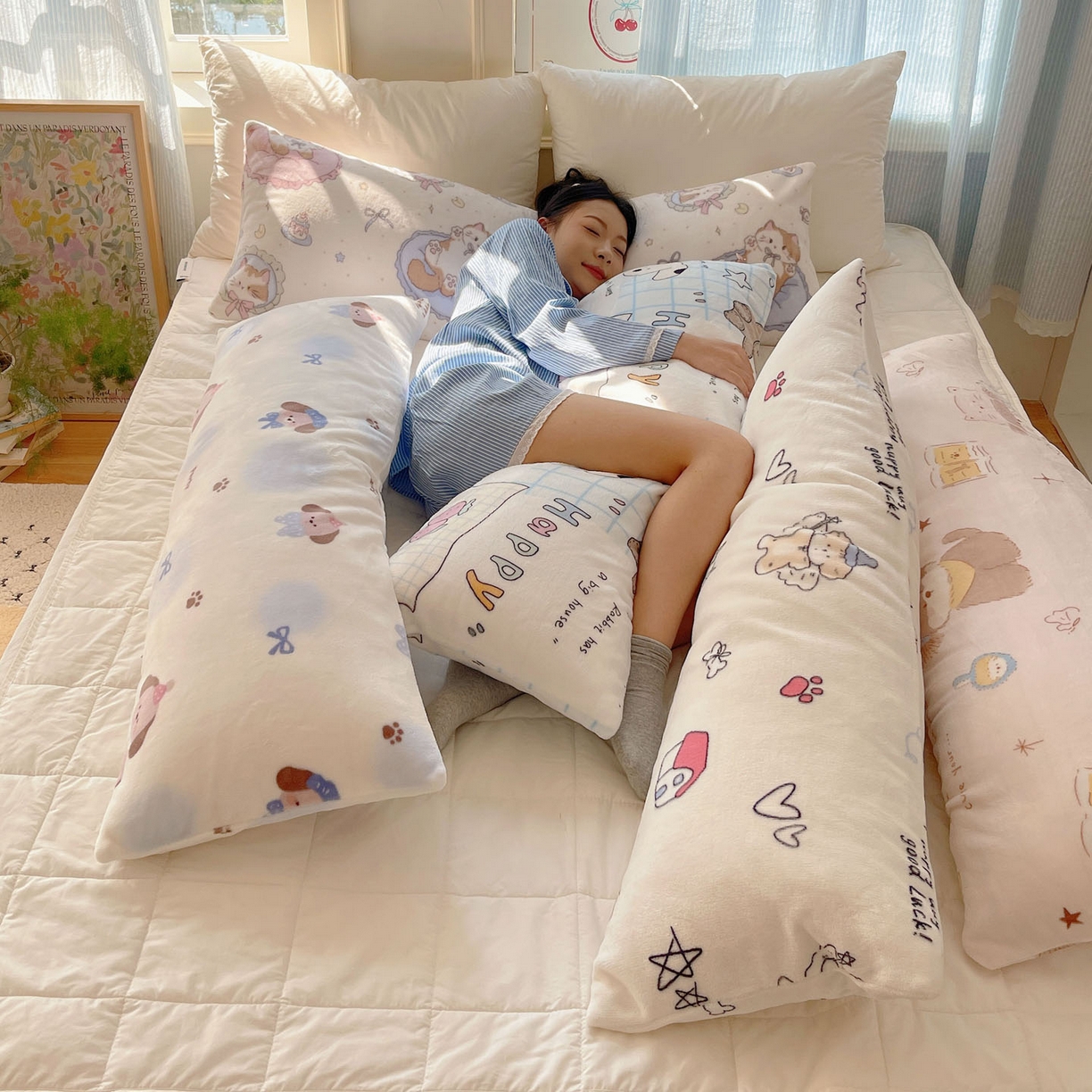 91家纺网 家纺一手货源 找家纺 （总）六巷胡同 2025新款INS博主可爱风A类200g牛奶绒长条大抱枕