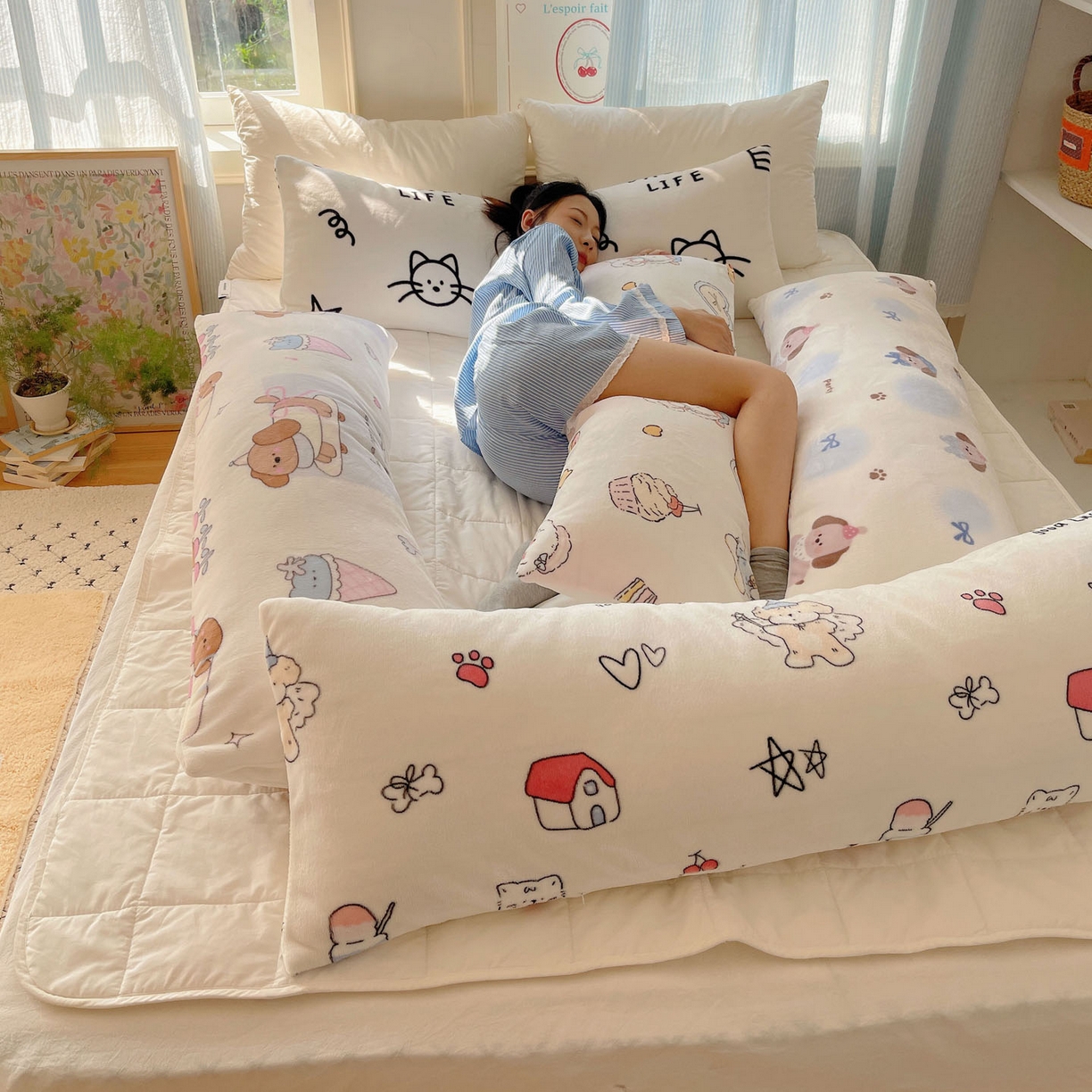 91家纺网 家纺一手货源 找家纺 （总）六巷胡同 2025新款INS博主可爱风A类200g牛奶绒长条大抱枕