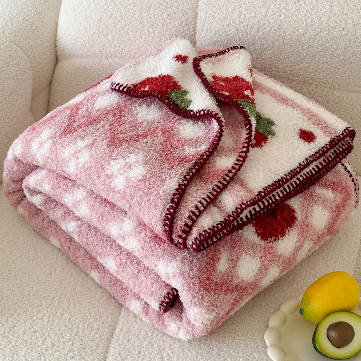 91家纺网 家纺一手货源 找家纺 舒隅家纺 2025新款A类卡通休闲半边绒三角针毛毯 莓果小猫-粉