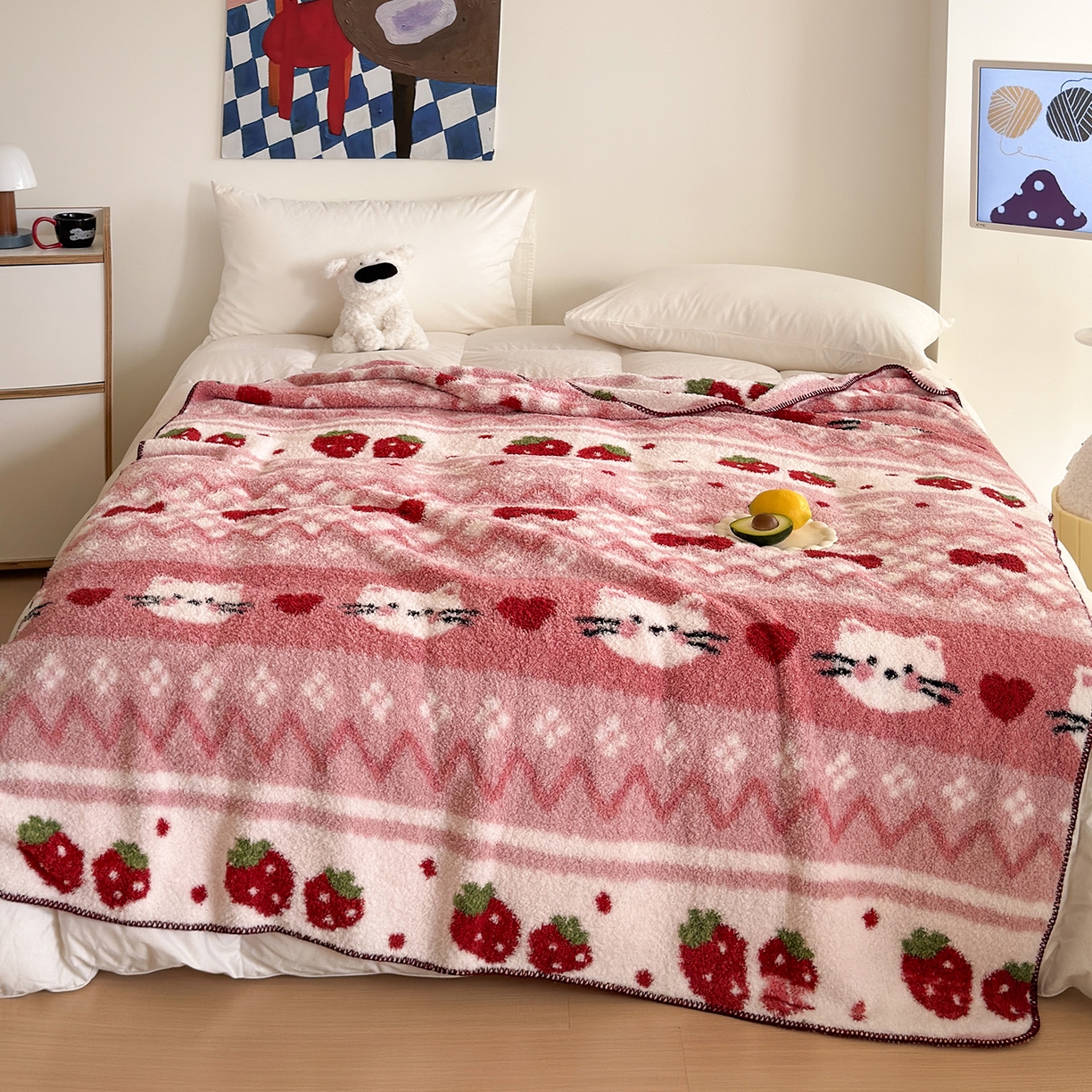 91家纺网 家纺一手货源 找家纺 舒隅家纺 2025新款A类卡通休闲半边绒三角针毛毯 莓果小猫-粉