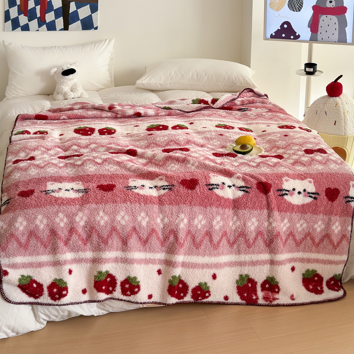 91家纺网 家纺一手货源 找家纺 舒隅家纺 2025新款A类卡通休闲半边绒三角针毛毯 莓果小猫-粉