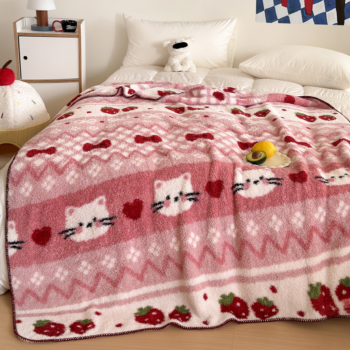 91家纺网 家纺一手货源 找家纺 舒隅家纺 2025新款A类卡通休闲半边绒三角针毛毯 莓果小猫-粉