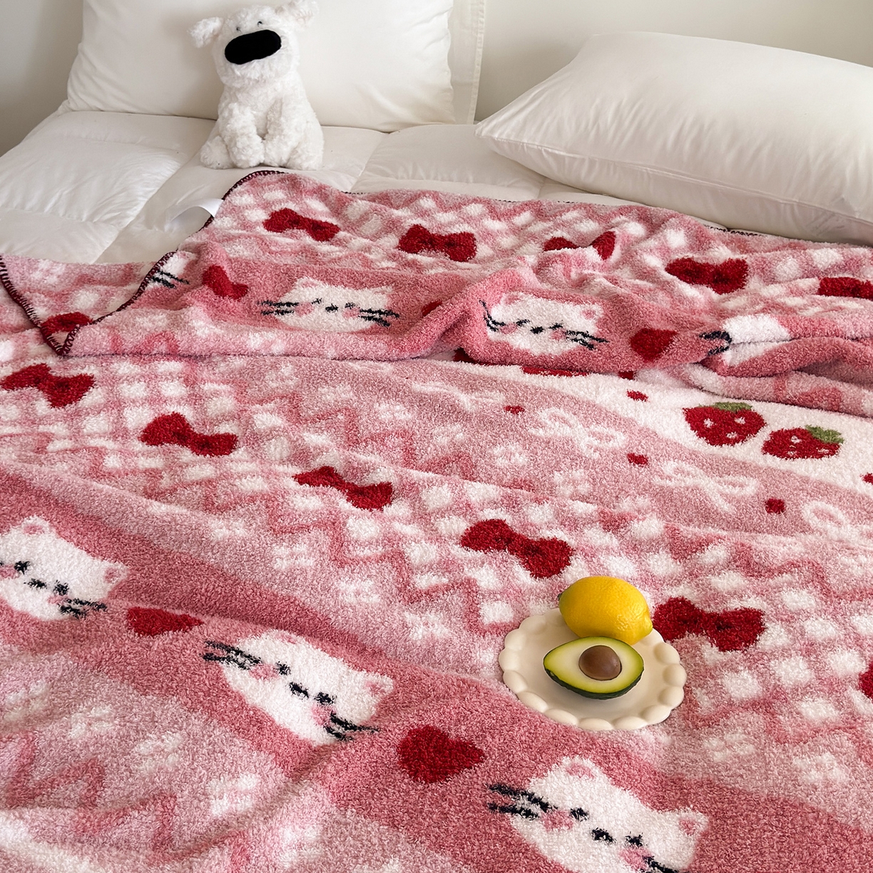 91家纺网 家纺一手货源 找家纺 舒隅家纺 2025新款A类卡通休闲半边绒三角针毛毯 莓果小猫-粉