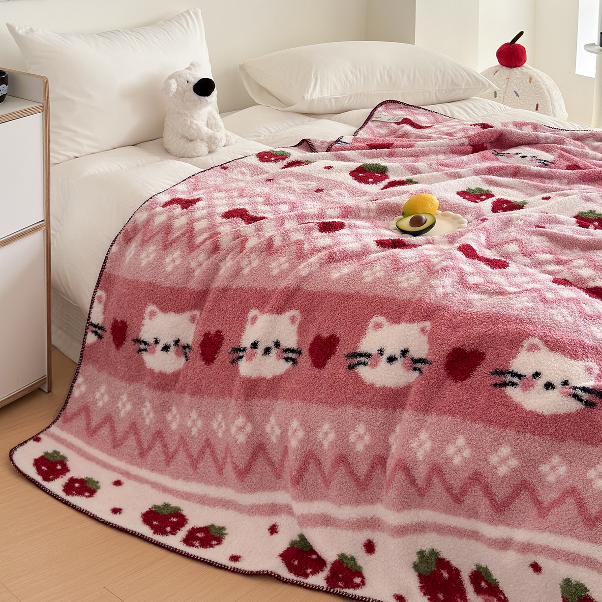 91家纺网 家纺一手货源 找家纺 舒隅家纺 2025新款A类卡通休闲半边绒三角针毛毯 莓果小猫-粉