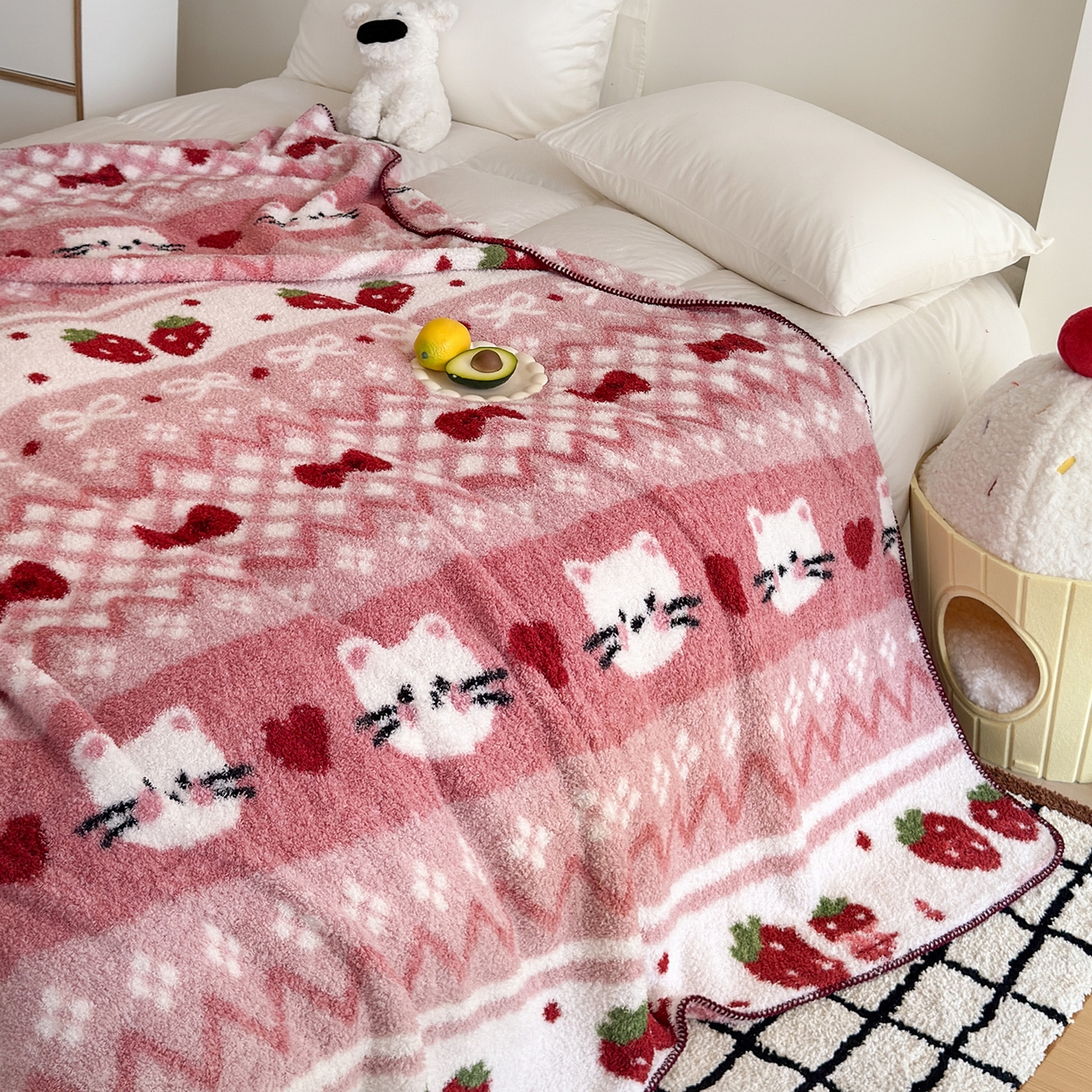 91家纺网 家纺一手货源 找家纺 舒隅家纺 2025新款A类卡通休闲半边绒三角针毛毯 莓果小猫-粉