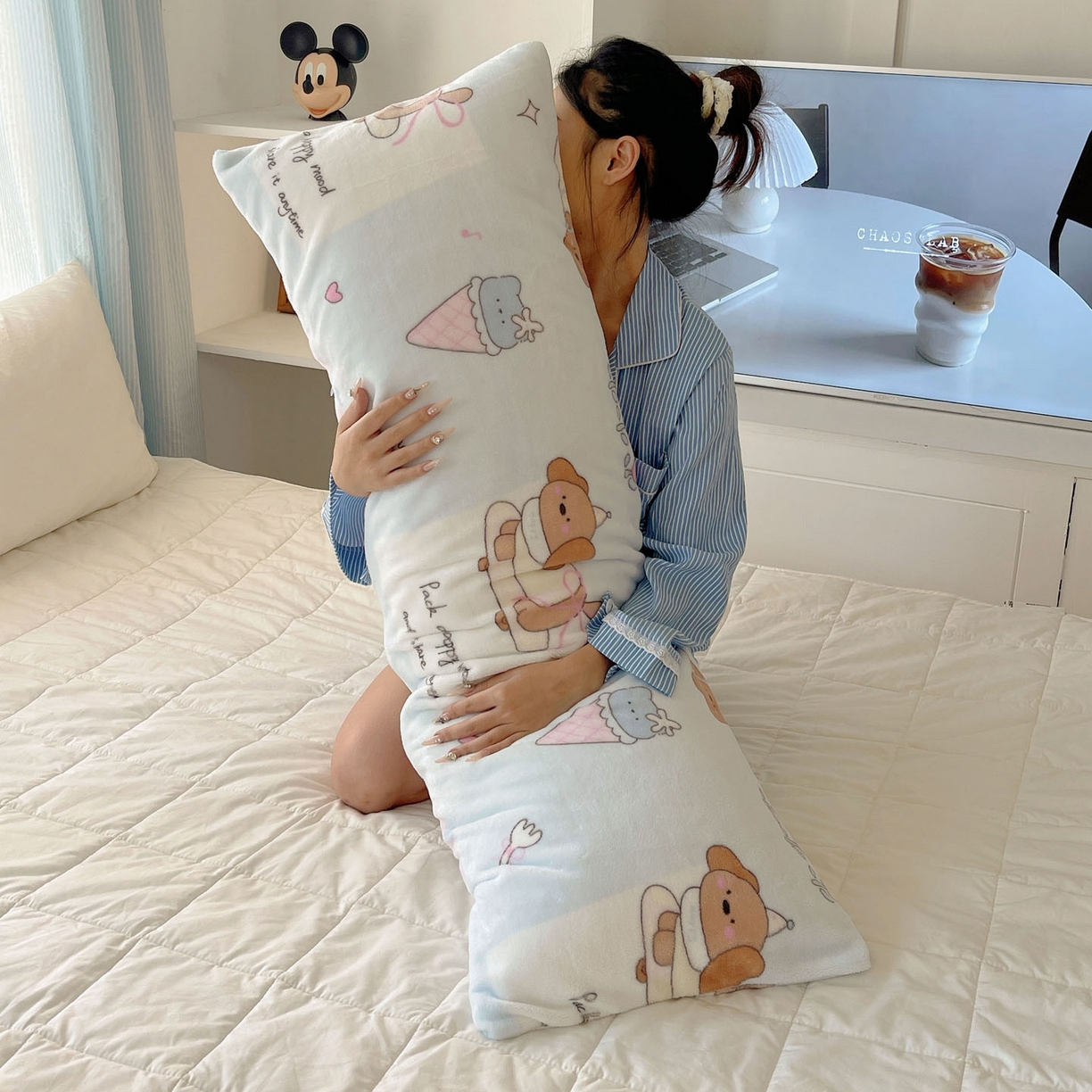 91家纺网 家纺一手货源 找家纺 （总）六巷胡同 2025新款INS博主可爱风A类200g牛奶绒长条大抱枕