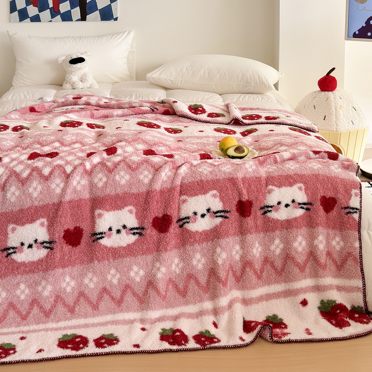 91家纺网 家纺一手货源 找家纺 舒隅家纺 2025新款A类卡通休闲半边绒三角针毛毯 莓果小猫-粉