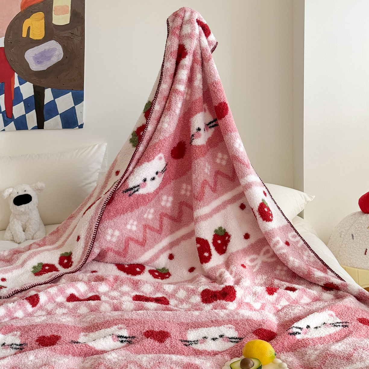 91家纺网 家纺一手货源 找家纺 舒隅家纺 2025新款A类卡通休闲半边绒三角针毛毯 莓果小猫-粉