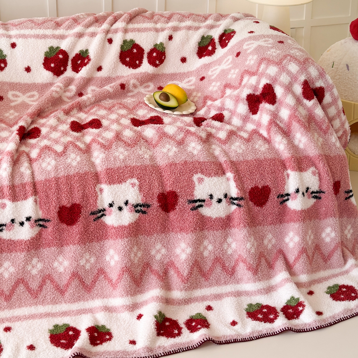 91家纺网 家纺一手货源 找家纺 舒隅家纺 2025新款A类卡通休闲半边绒三角针毛毯 莓果小猫-粉