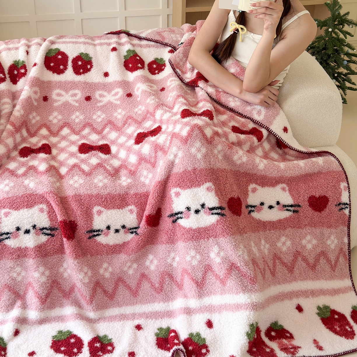舒隅家纺 2025新款A类卡通休闲半边绒三角针毛毯 莓果小猫-粉