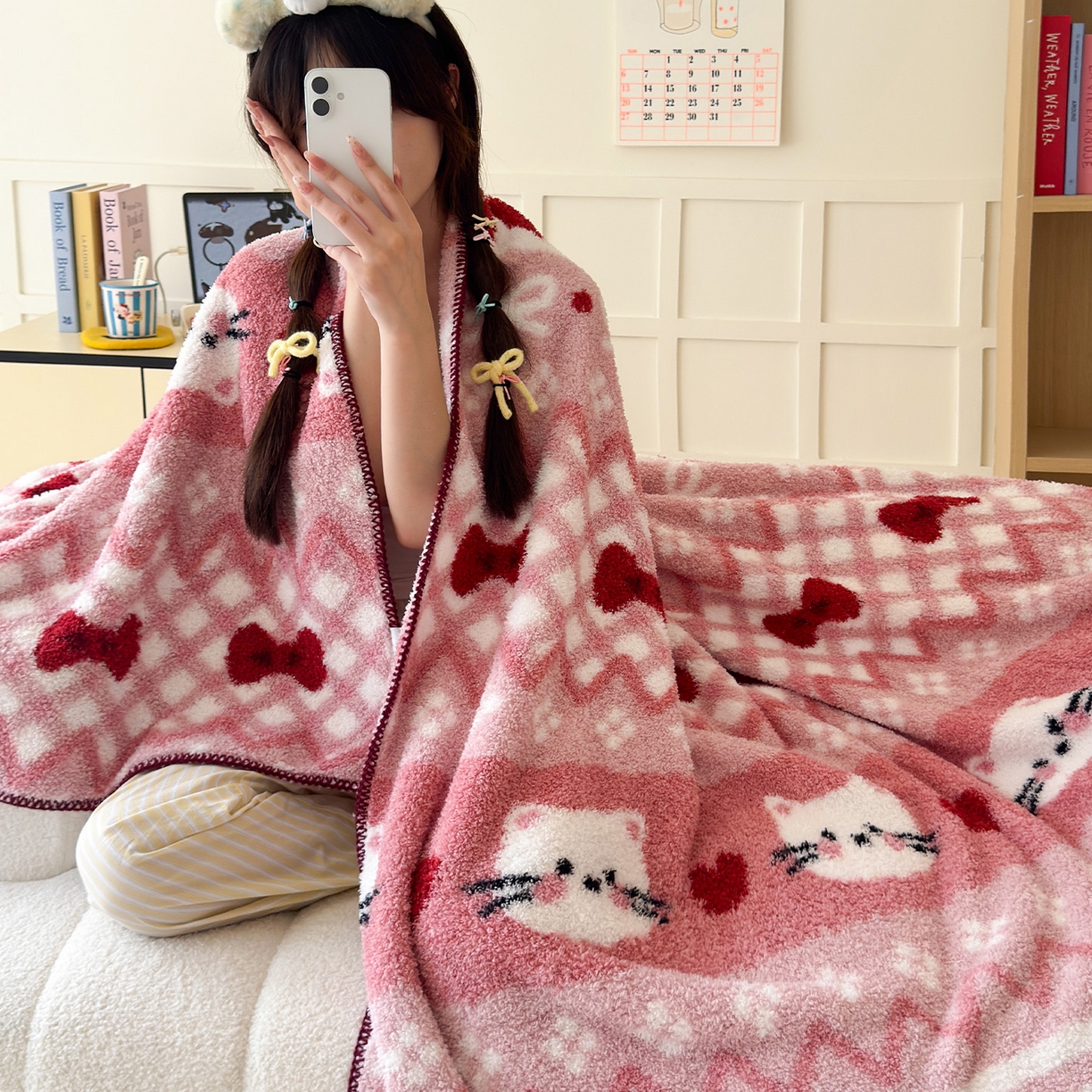 91家纺网 家纺一手货源 找家纺 舒隅家纺 2025新款A类卡通休闲半边绒三角针毛毯 莓果小猫-粉