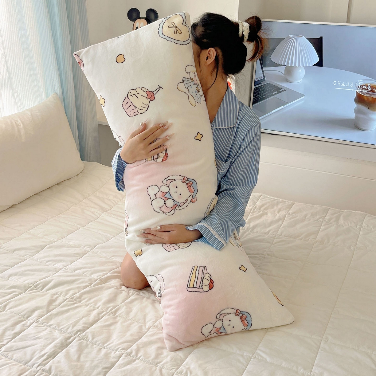 91家纺网 家纺一手货源 找家纺 （总）六巷胡同 2025新款INS博主可爱风A类200g牛奶绒长条大抱枕