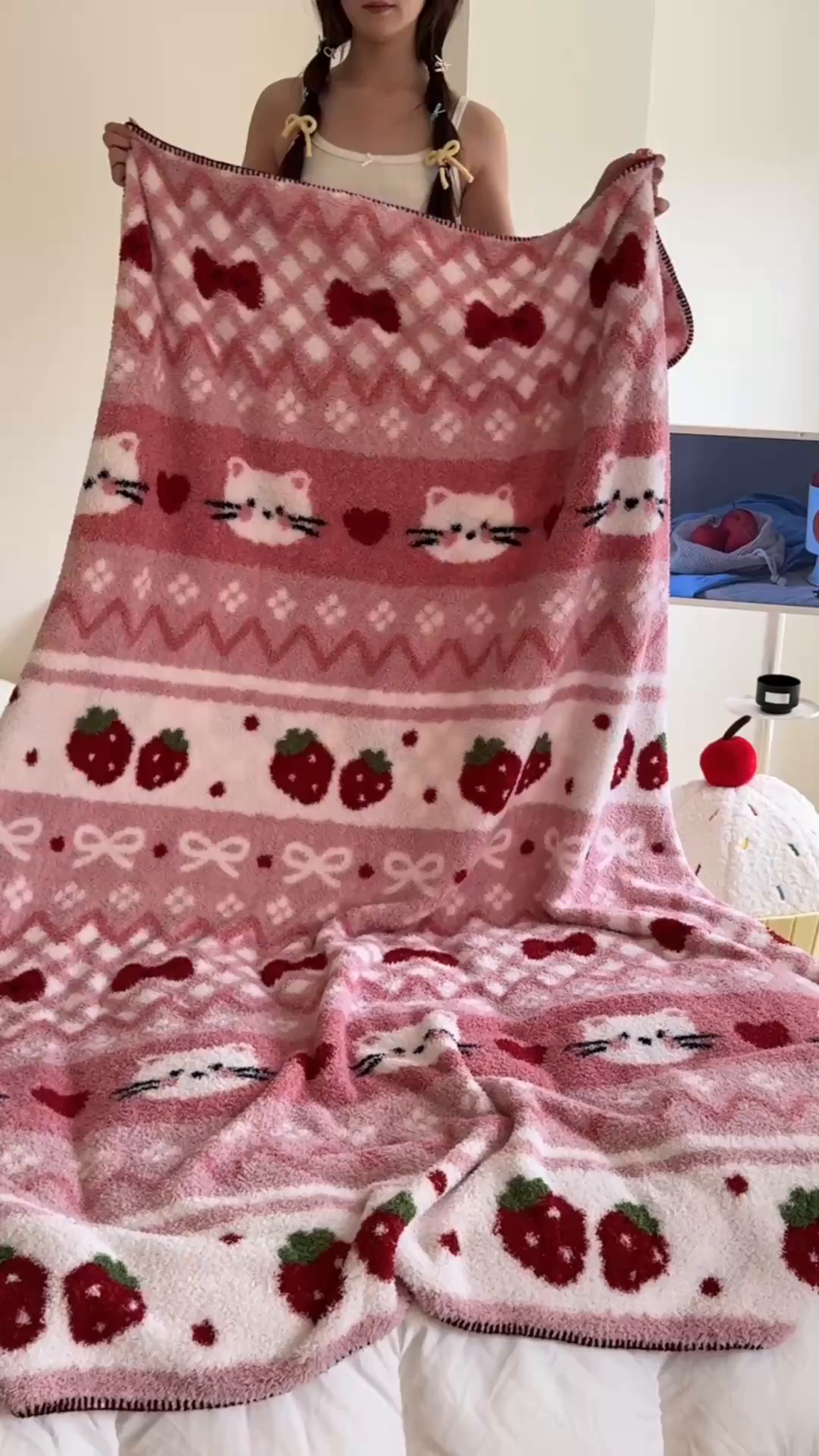91家纺网 家纺一手货源 找家纺 舒隅家纺 2025新款A类卡通休闲半边绒三角针毛毯 莓果小猫-粉