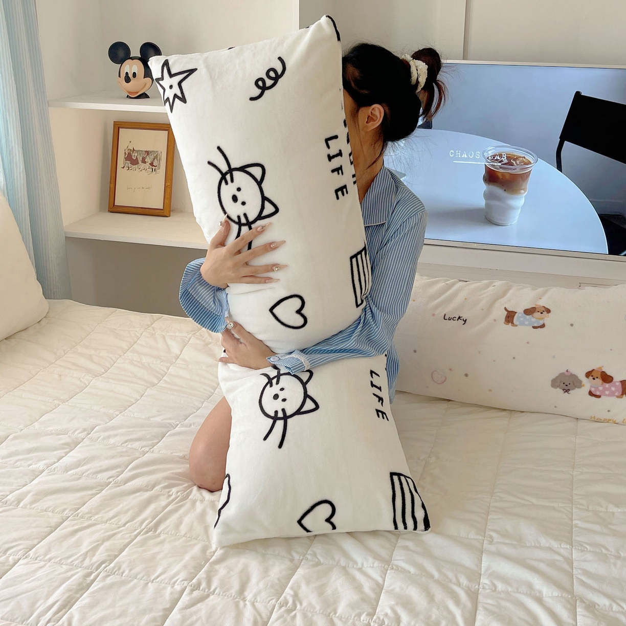 91家纺网 家纺一手货源 找家纺 （总）六巷胡同 2025新款INS博主可爱风A类200g牛奶绒长条大抱枕