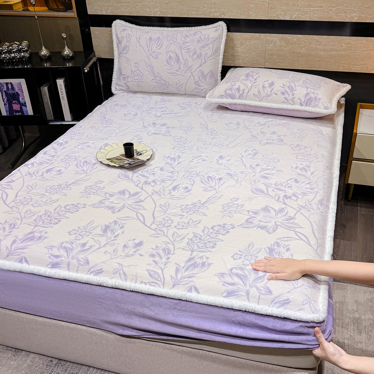 91家纺网 家纺一手货源 找家纺 鹿辉家居（原吉欧力） 2025新款牛奶绒雕花兔毛绒包边床笠 花枝飞舞