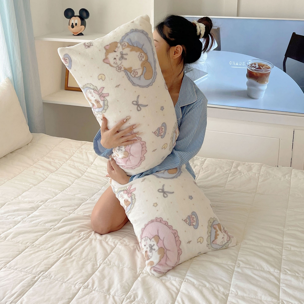 91家纺网 家纺一手货源 找家纺 （总）六巷胡同 2025新款INS博主可爱风A类200g牛奶绒长条大抱枕