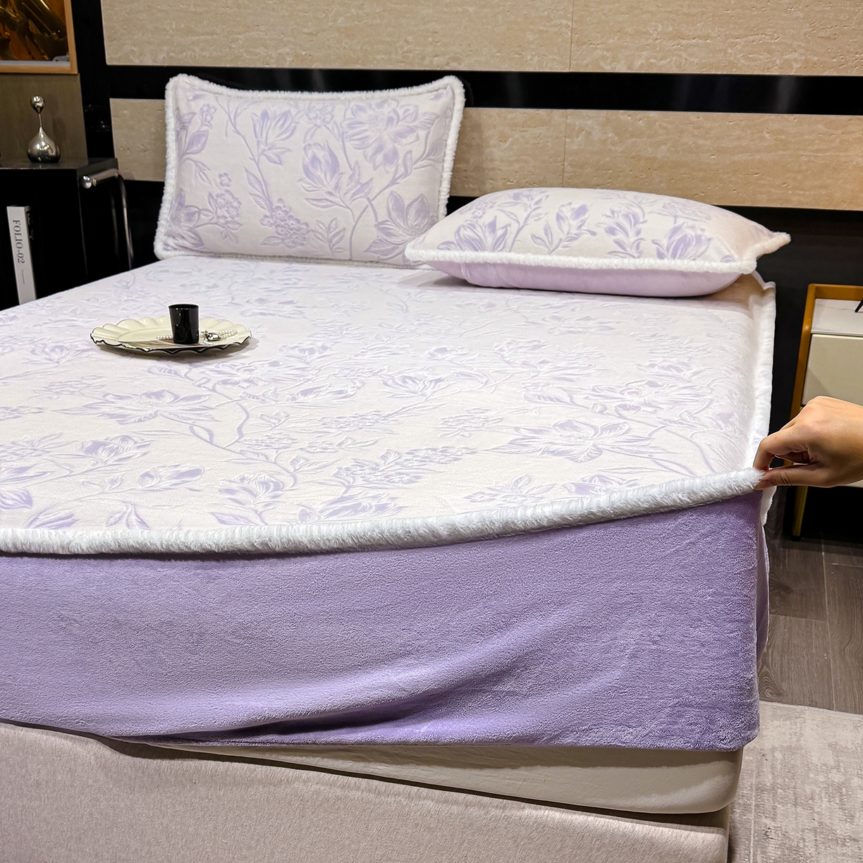 91家纺网 家纺一手货源 找家纺 鹿辉家居（原吉欧力） 2025新款牛奶绒雕花兔毛绒包边床笠 花枝飞舞