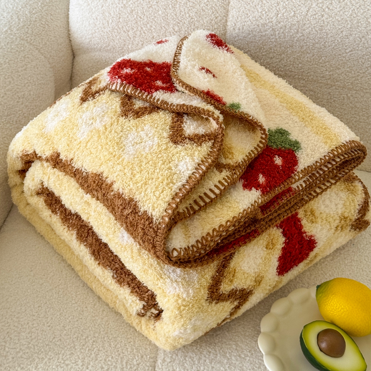 91家纺网 家纺一手货源 找家纺 舒隅家纺 2025新款A类卡通休闲半边绒三角针毛毯 莓果小猫-咖