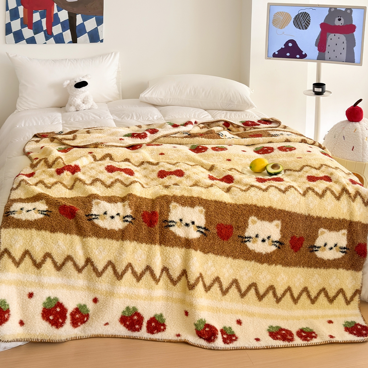 91家纺网 家纺一手货源 找家纺 舒隅家纺 2025新款A类卡通休闲半边绒三角针毛毯 莓果小猫-咖