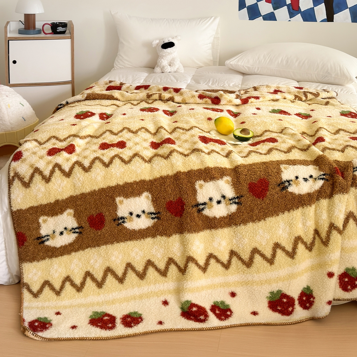 91家纺网 家纺一手货源 找家纺 舒隅家纺 2025新款A类卡通休闲半边绒三角针毛毯 莓果小猫-咖