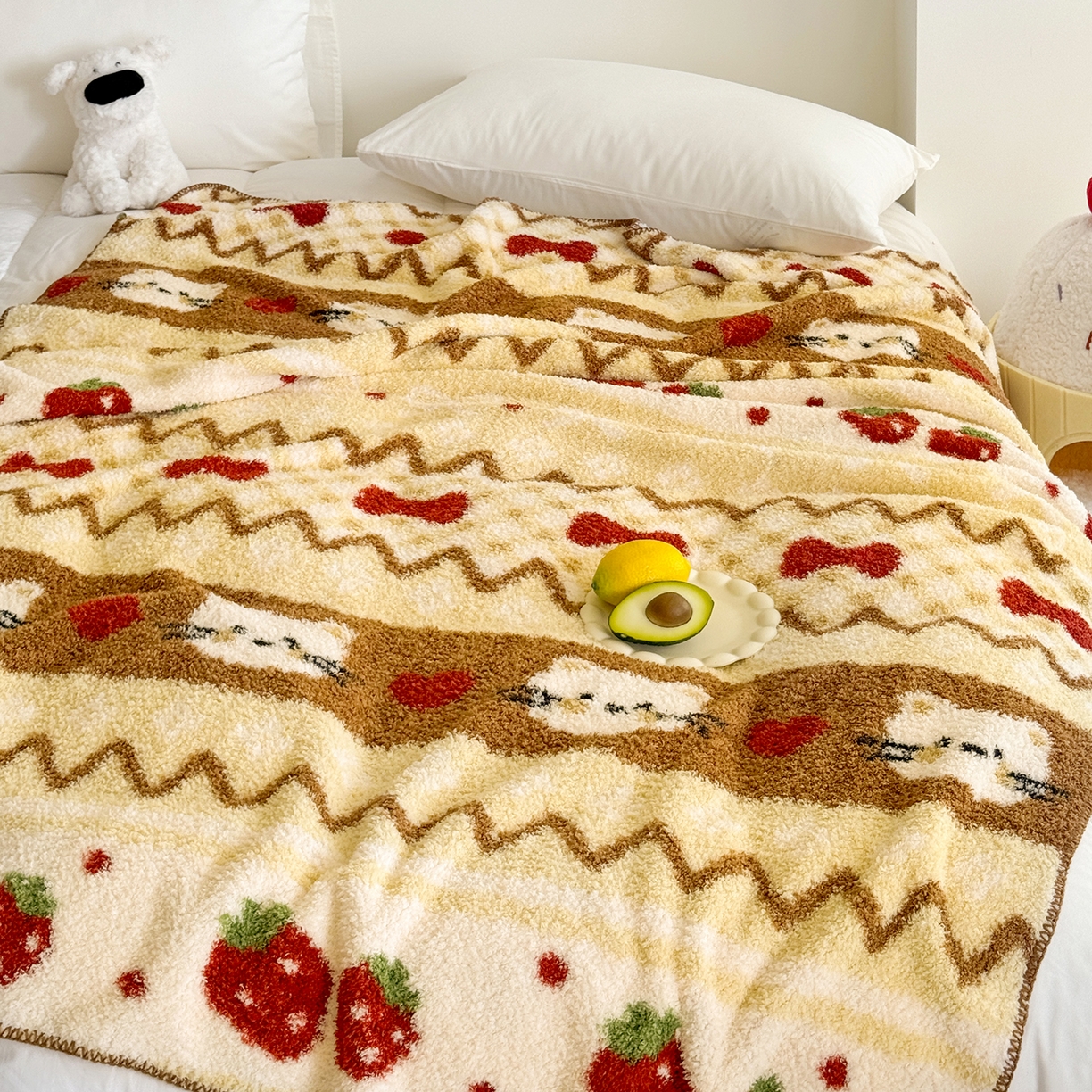 91家纺网 家纺一手货源 找家纺 舒隅家纺 2025新款A类卡通休闲半边绒三角针毛毯 莓果小猫-咖