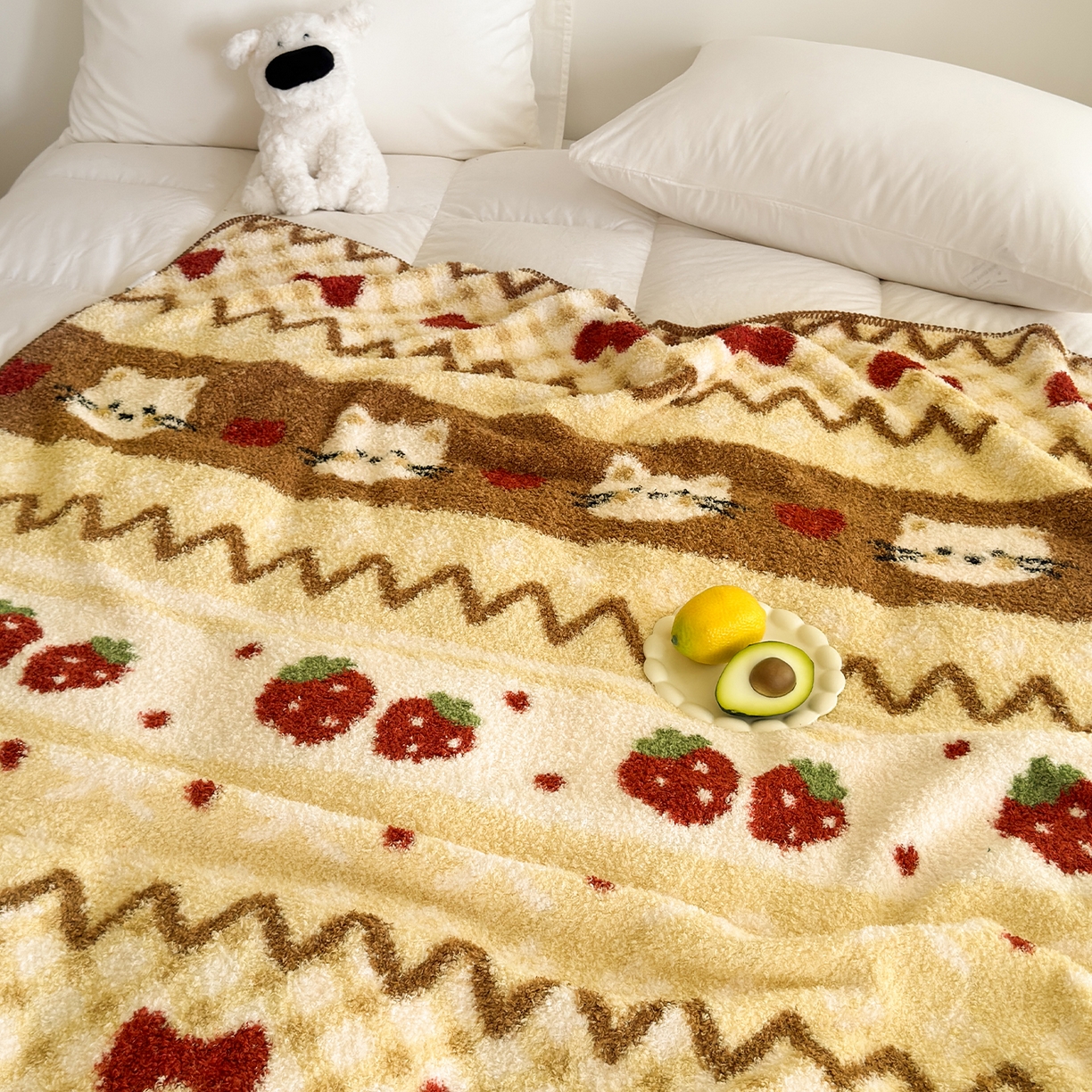 91家纺网 家纺一手货源 找家纺 舒隅家纺 2025新款A类卡通休闲半边绒三角针毛毯 莓果小猫-咖