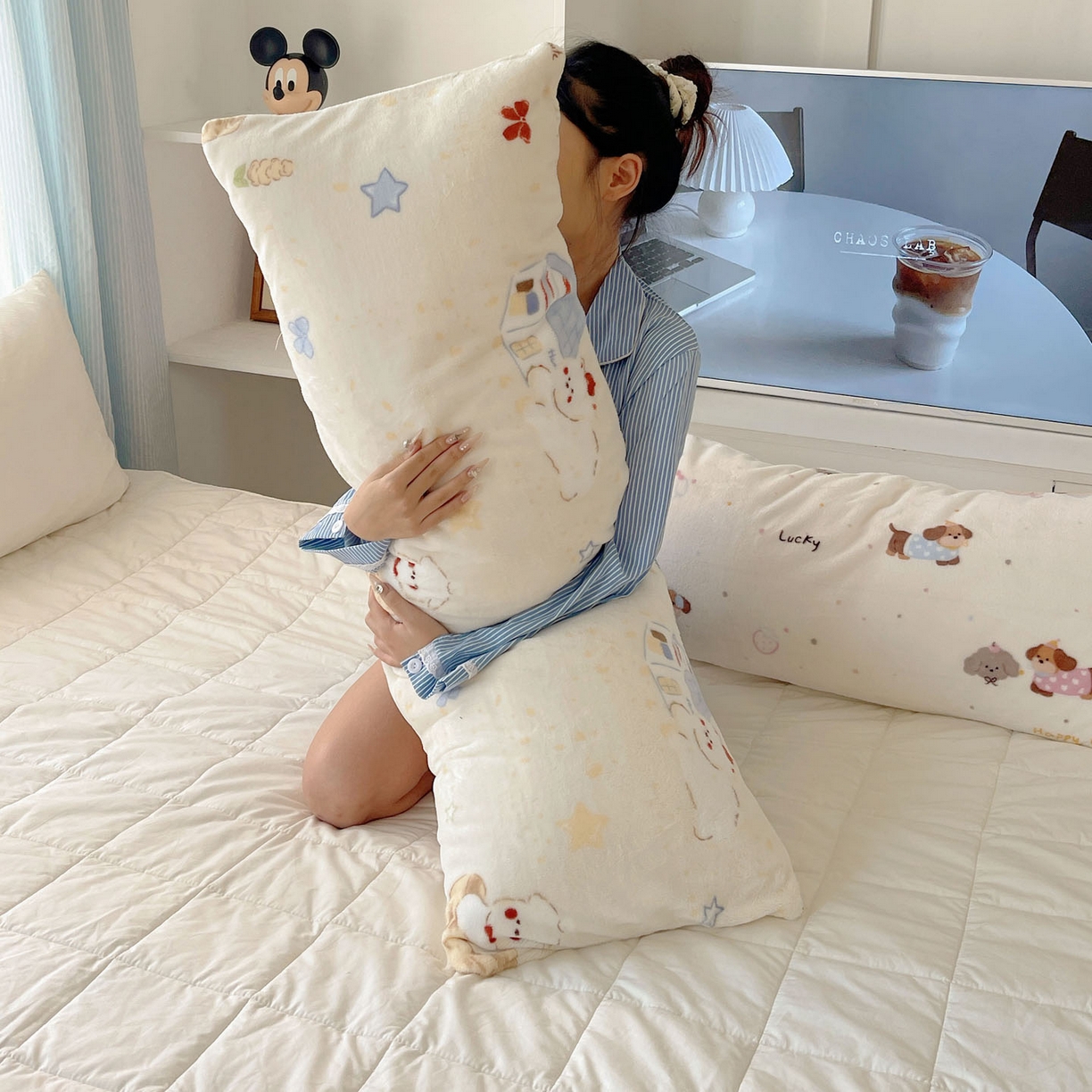 91家纺网 家纺一手货源 找家纺 （总）六巷胡同 2025新款INS博主可爱风A类200g牛奶绒长条大抱枕