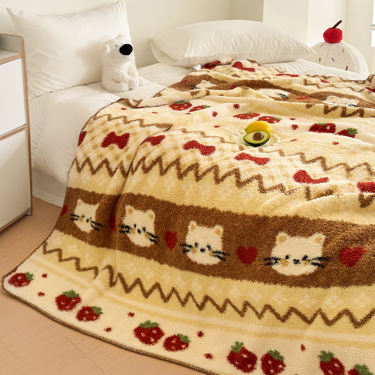 91家纺网 家纺一手货源 找家纺 舒隅家纺 2025新款A类卡通休闲半边绒三角针毛毯 莓果小猫-咖