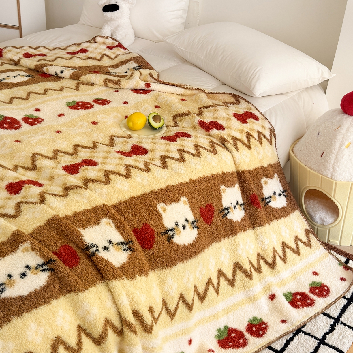 91家纺网 家纺一手货源 找家纺 舒隅家纺 2025新款A类卡通休闲半边绒三角针毛毯 莓果小猫-咖