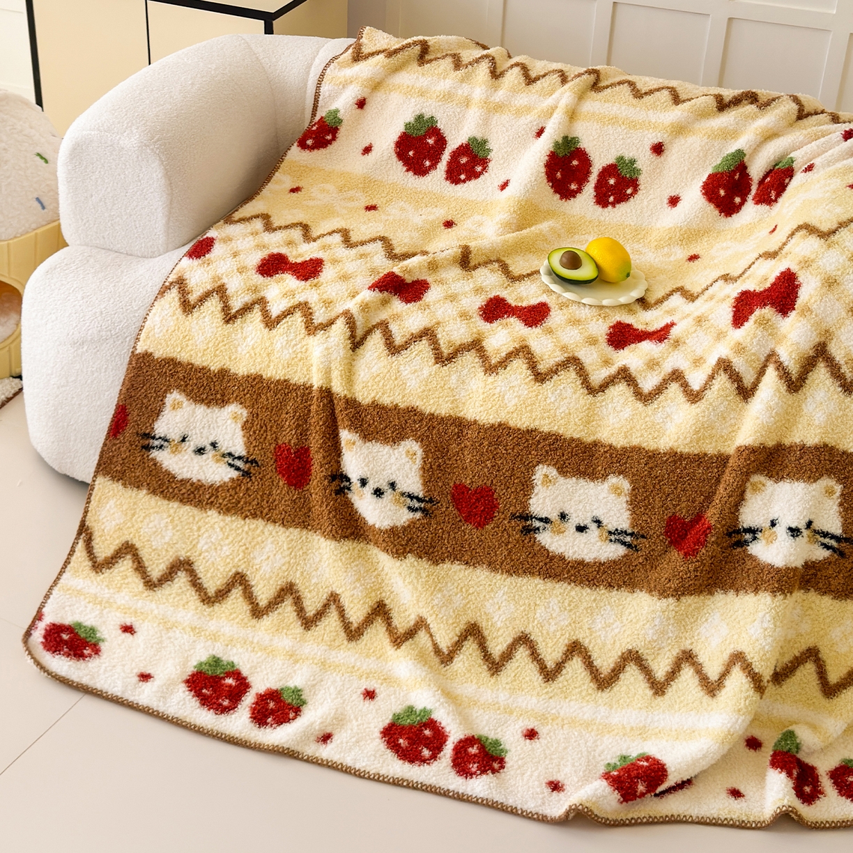 91家纺网 家纺一手货源 找家纺 舒隅家纺 2025新款A类卡通休闲半边绒三角针毛毯 莓果小猫-咖