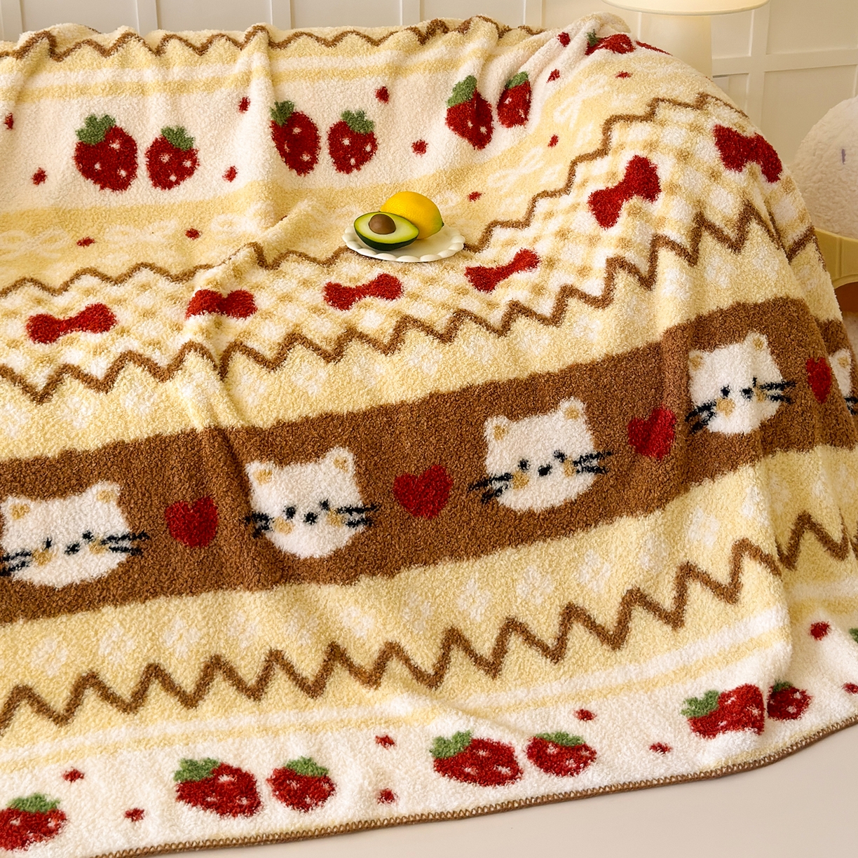 91家纺网 家纺一手货源 找家纺 舒隅家纺 2025新款A类卡通休闲半边绒三角针毛毯 莓果小猫-咖