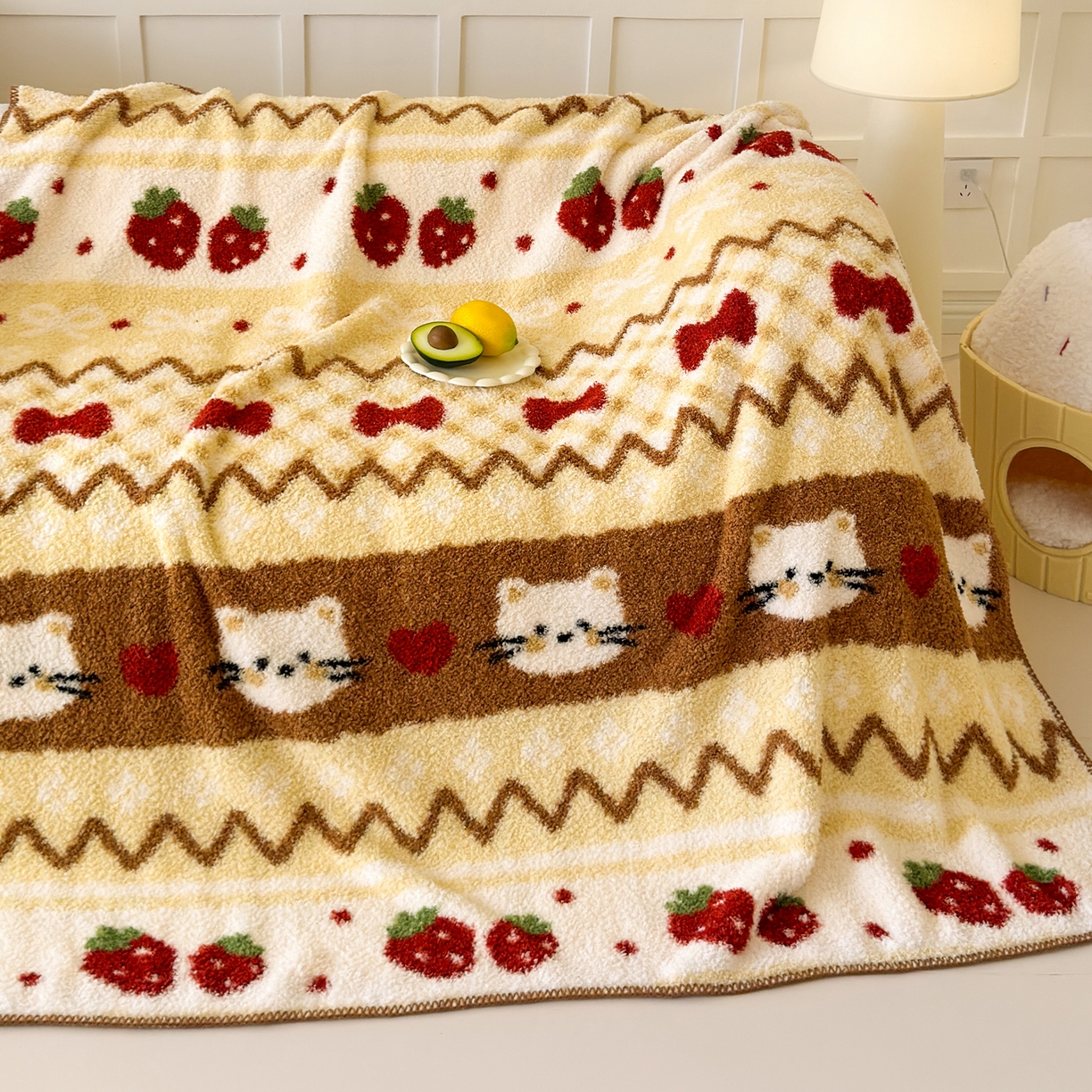 91家纺网 家纺一手货源 找家纺 舒隅家纺 2025新款A类卡通休闲半边绒三角针毛毯 莓果小猫-咖