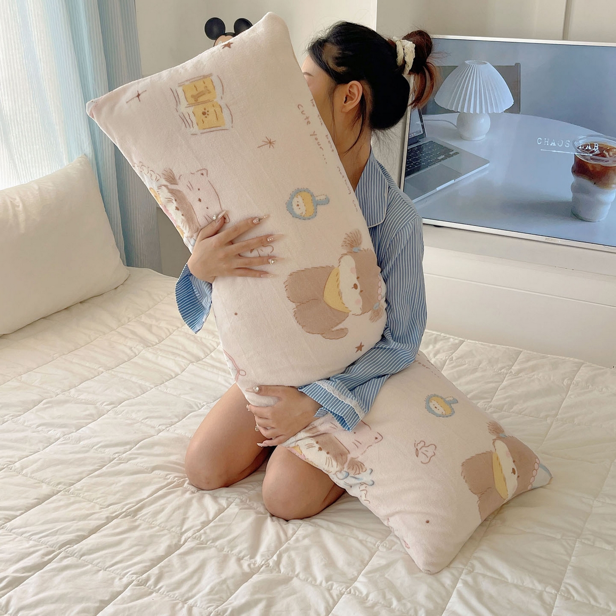 91家纺网 家纺一手货源 找家纺 （总）六巷胡同 2025新款INS博主可爱风A类200g牛奶绒长条大抱枕