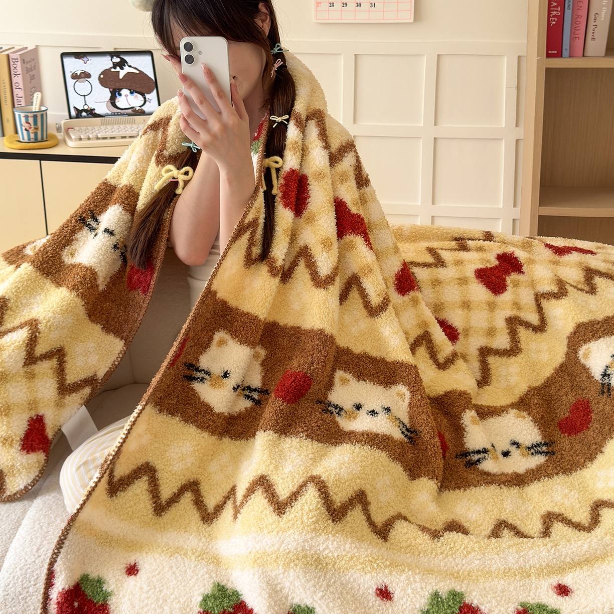 91家纺网 家纺一手货源 找家纺 舒隅家纺 2025新款A类卡通休闲半边绒三角针毛毯 莓果小猫-咖