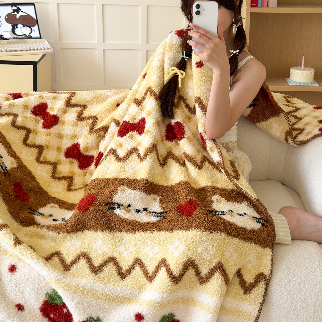 91家纺网 家纺一手货源 找家纺 舒隅家纺 2025新款A类卡通休闲半边绒三角针毛毯 莓果小猫-咖