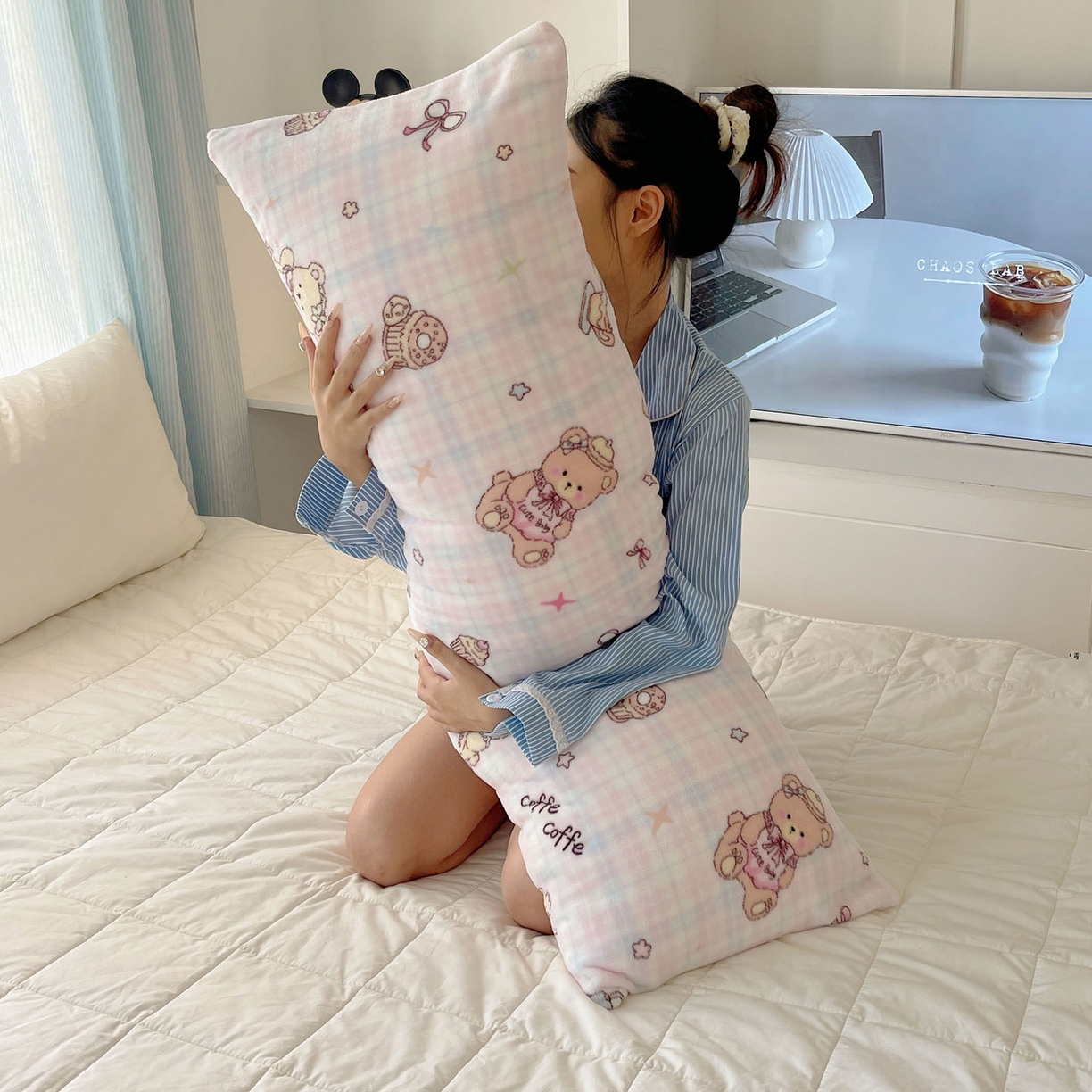 91家纺网 家纺一手货源 找家纺 （总）六巷胡同 2025新款INS博主可爱风A类200g牛奶绒长条大抱枕