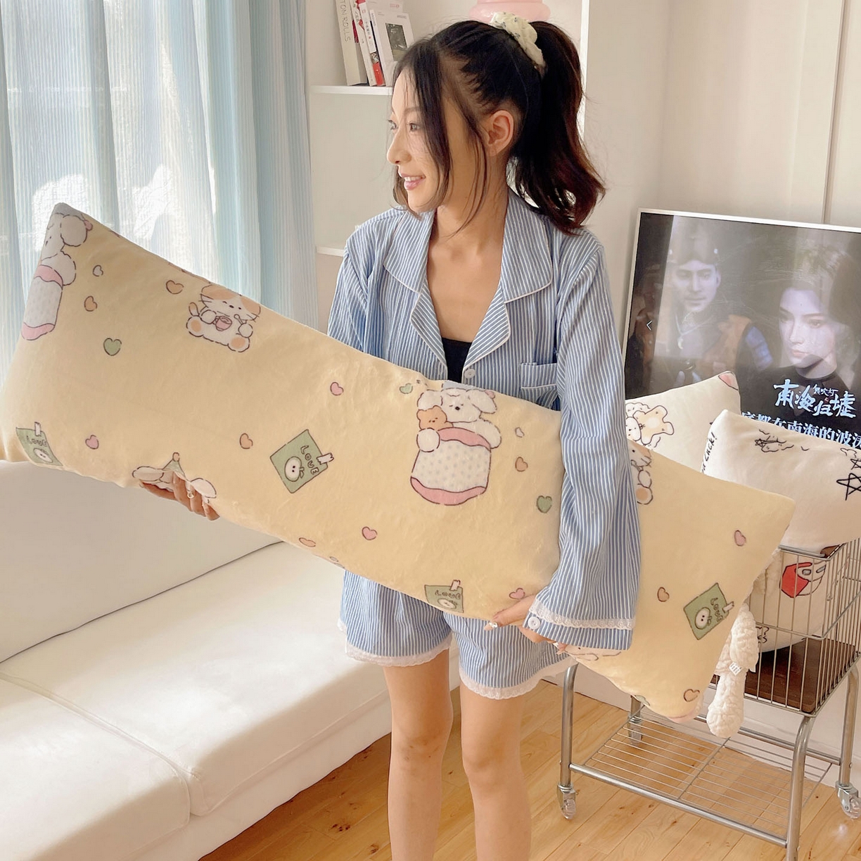 91家纺网 家纺一手货源 找家纺 （总）六巷胡同 2025新款INS博主可爱风A类200g牛奶绒长条大抱枕