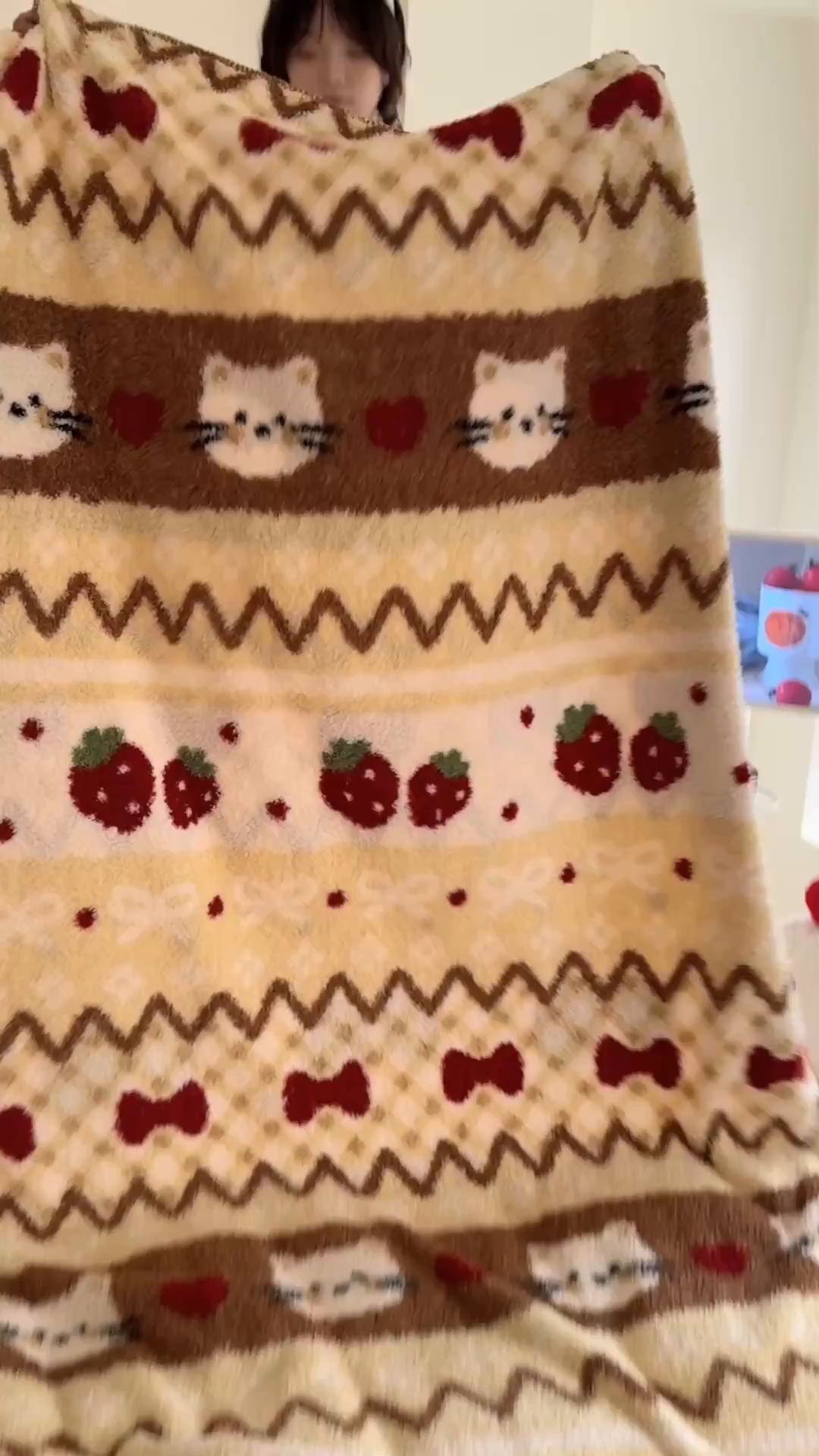 91家纺网 家纺一手货源 找家纺 舒隅家纺 2025新款A类卡通休闲半边绒三角针毛毯 莓果小猫-咖