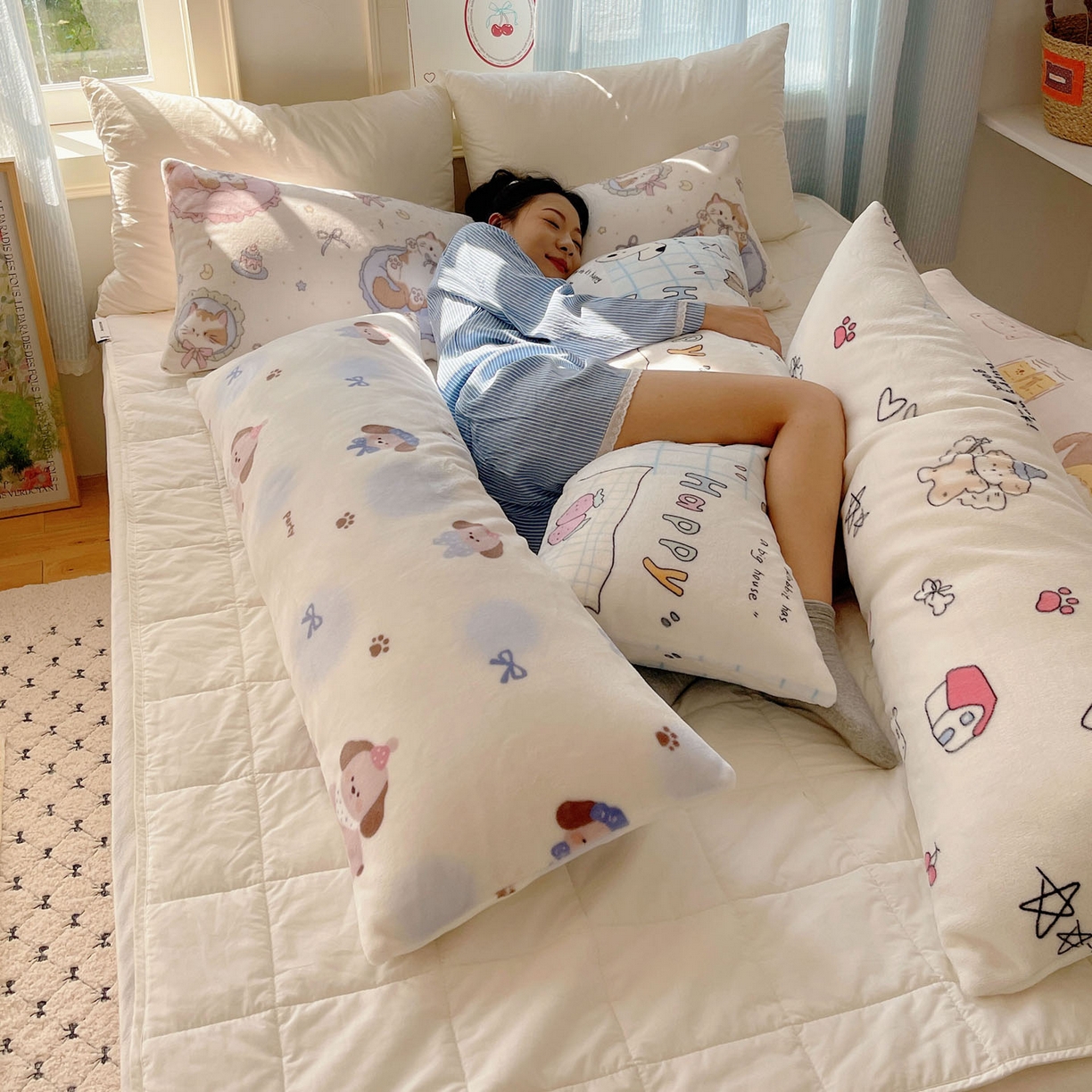 91家纺网 家纺一手货源 找家纺 六巷胡同 2025新款INS博主可爱风A类200g牛奶绒长条大抱枕 组合图