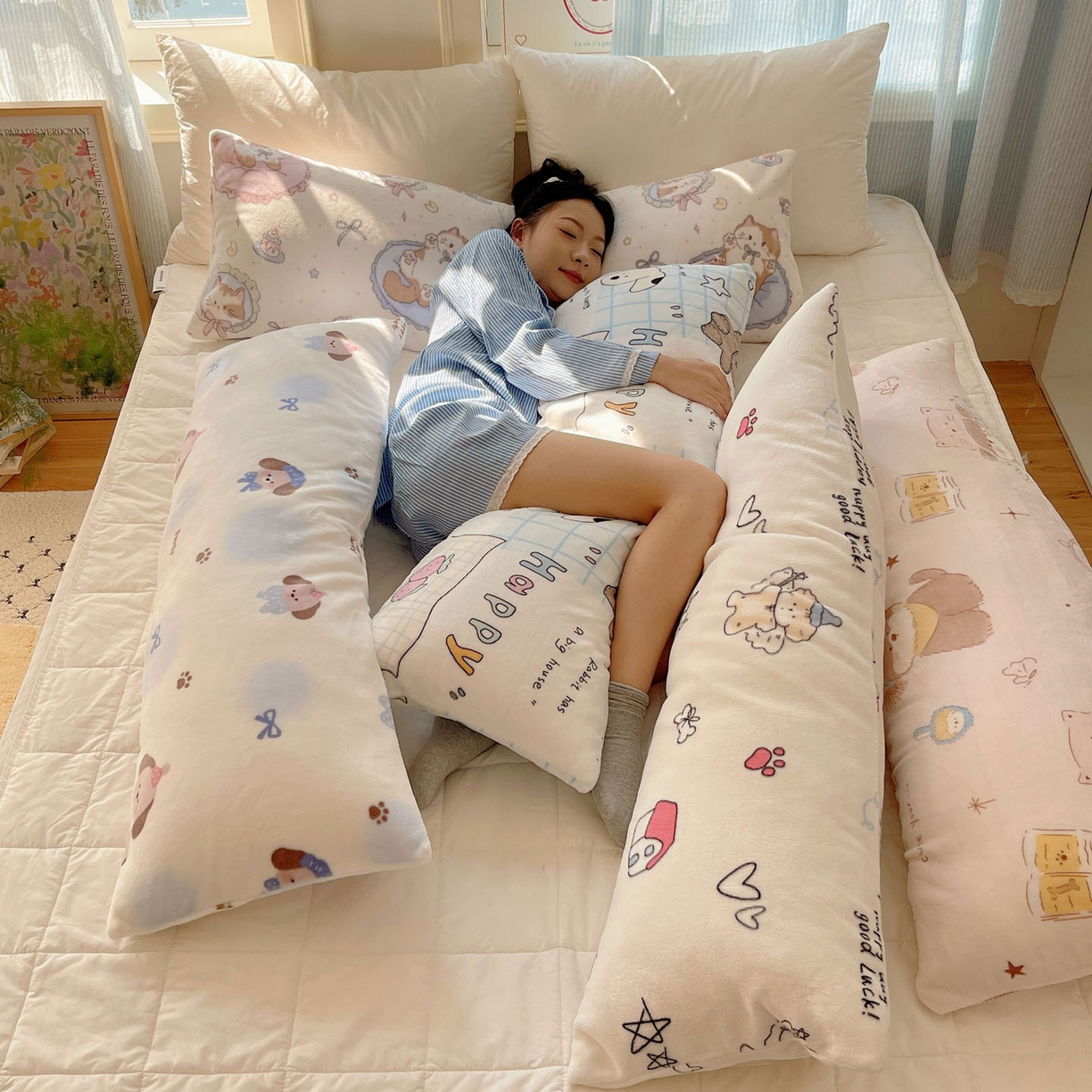 91家纺网 家纺一手货源 找家纺 六巷胡同 2025新款INS博主可爱风A类200g牛奶绒长条大抱枕 组合图