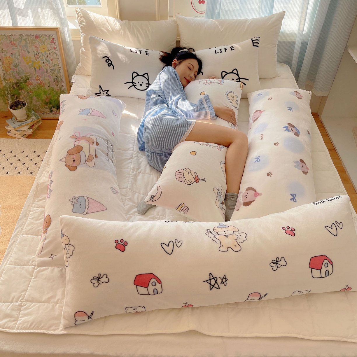 91家纺网 家纺一手货源 找家纺 六巷胡同 2025新款INS博主可爱风A类200g牛奶绒长条大抱枕 组合图