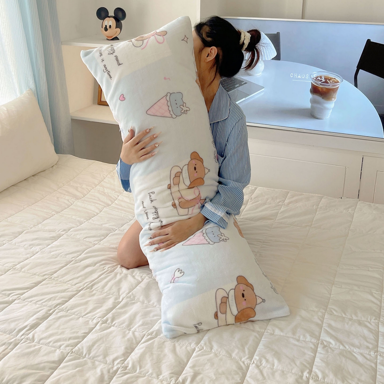 91家纺网 家纺一手货源 找家纺 六巷胡同 2025新款INS博主可爱风A类200g牛奶绒长条大抱枕 抱枕-芭宠假日蓝