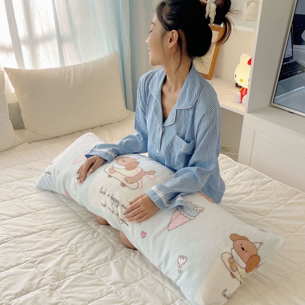 91家纺网 家纺一手货源 找家纺 六巷胡同 2025新款INS博主可爱风A类200g牛奶绒长条大抱枕 抱枕-芭宠假日蓝