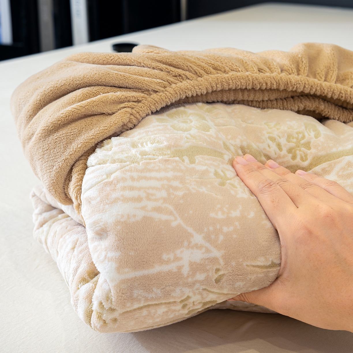 91家纺网 家纺一手货源 找家纺 鹿辉家居（原吉欧力） 2025新款牛奶绒雕花兔毛绒包边床笠 画意枝头