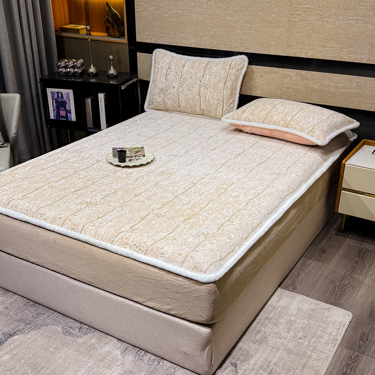 91家纺网 家纺一手货源 找家纺 鹿辉家居（原吉欧力） 2025新款牛奶绒雕花兔毛绒包边床笠 画意枝头